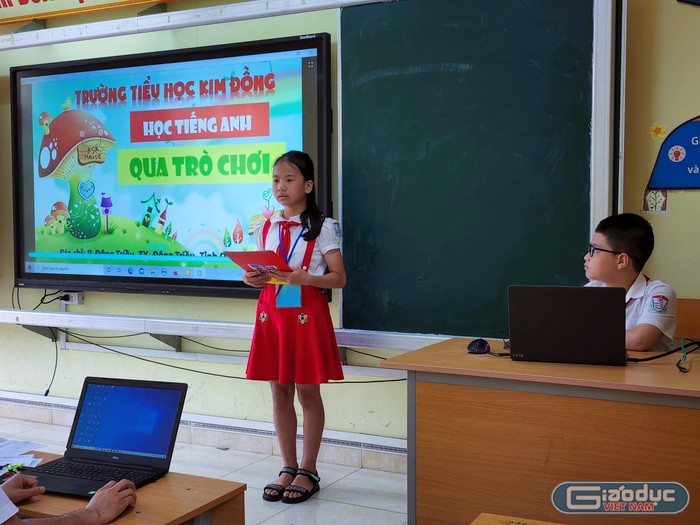Học sinh Trường Tiểu học Kim Đồng mang đến phần mềm &quot;Học tiếng Anh qua trò chơi&quot; (Ảnh: Phạm Linh)