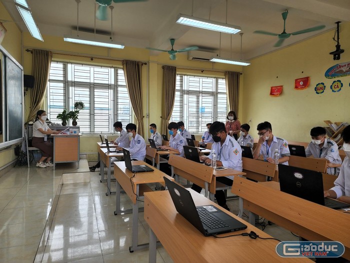 Các thí sinh tham gia thi bảng C của Hội thi Tin học trẻ thị xã Đông Triều (Ảnh: Phạm Linh)