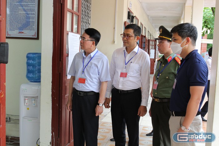 Phó Chủ tịch Uỷ ban nhân dân Hải Phòng kiểm tra tại Hội đồng coi thi Trường Trung học cơ sở Lê Lợi (Ảnh: Phạm Linh)
