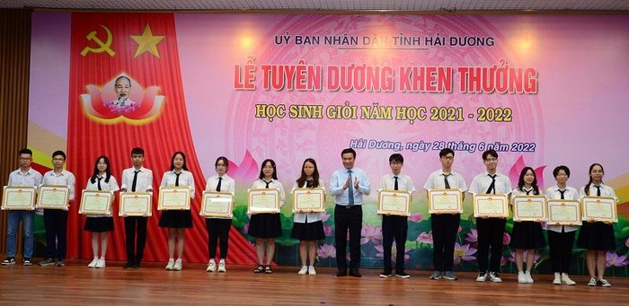 Ông Triệu Thế Hùng, Phó Bí thư Tỉnh ủy, Chủ tịch Uỷ ban nhân dân tỉnh trao bằng khen, phần thưởng cho học sinh (Ảnh: CTV)