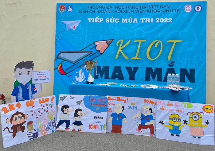 Ki-ot may mắn của đội sinh viên tình nguyện tại điểm thi Trường Trung học phổ thông Hàng Hải (Ảnh: CTV)