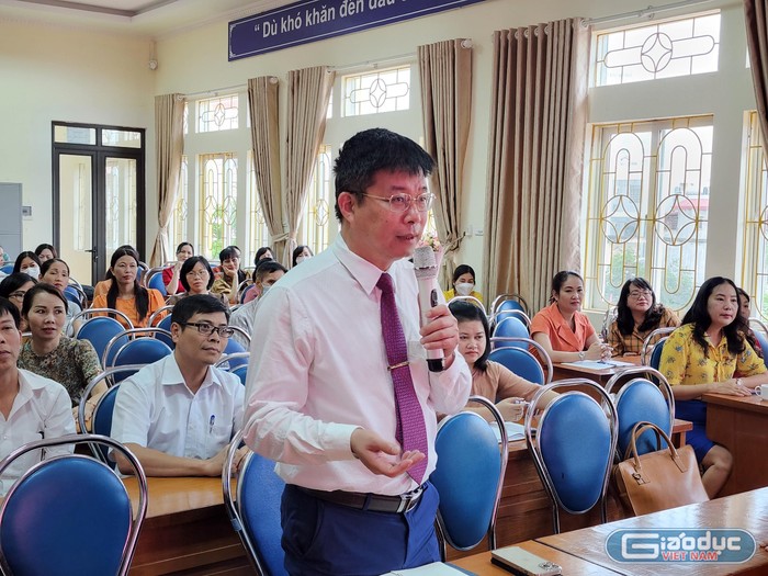 Thầy Nguyễn Minh Quý - Hiệu trưởng Trường Trung học phổ thông Trần Nguyên Hãn tham gia thảo luận, đưa ra quan điểm trong buổi tập huấn (Ảnh: Phạm Linh)