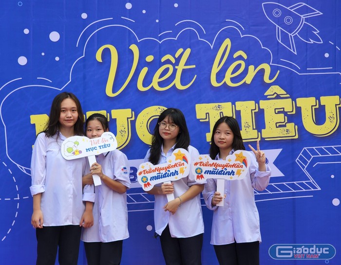 633 học sinh khối lớp 10 Trường Trung học phổ thông Trần Nguyên Hãn trở thành một tập thể đoàn kết, một đại gia đình (Ảnh: Phạm Linh)