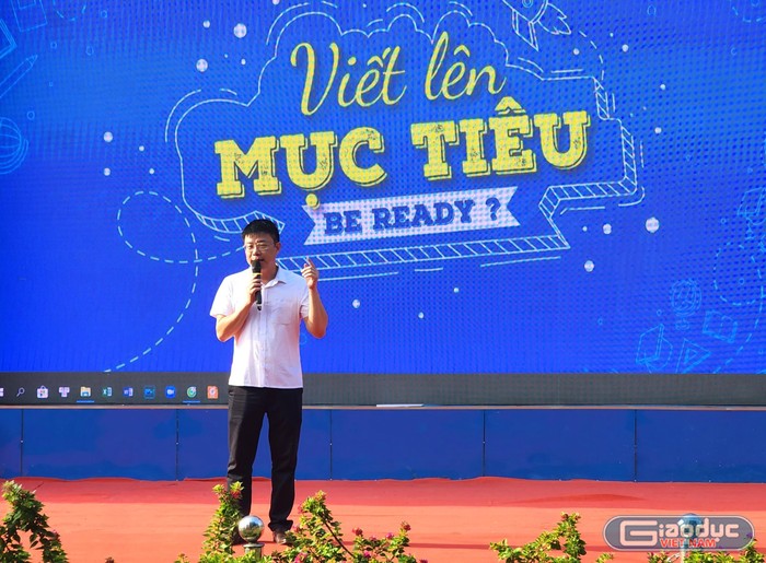 Thầy Nguyễn Minh Quý - Hiệu trưởng Trường Trung học phổ thông Trần Nguyên Hãn phát biểu khai mạc chương trình (Ảnh: Phạm Linh)