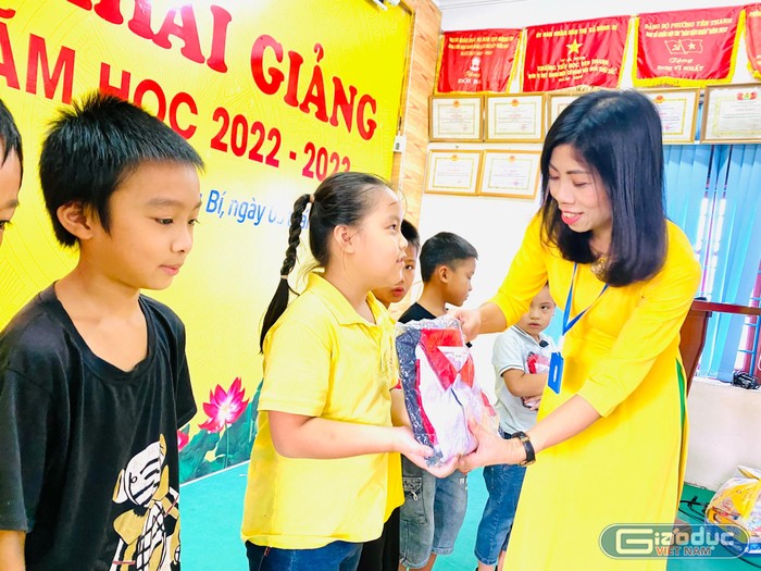 Tại Trường Tiểu học Yên Thanh (thành phố Uông Bí, Quảng Ninh), năm học 2022 – 2023, nhà trường chào đón 205 em học sinh lớp 1 đến trường và 1100 các em học sinh toàn trường. Lễ đón học sinh lớp 1 được tổ chức trang nghiêm, tạo ấn tượng cho các em học sinh ngày đầu đến trường (Ảnh: Phạm Linh)
