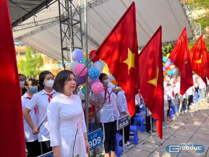 Cô và trò Trường Trung học cơ sở Mạo Khê II (thị xã Đông Triều, Quảng Ninh) làm lễ Chào cờ (Ảnh: Phạm Linh)