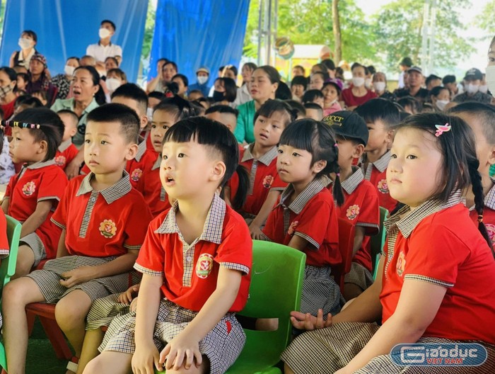 Các bé Trường Mầm non Bình Dương (thị xã Đông Triều, Quảng Ninh) chăm chú xem các tiết mục văn nghệ trong buổi Lễ khai giảng (Ảnh: Phạm Linh)