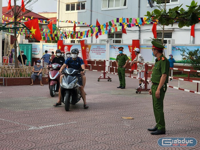 Lực lượng công an hỗ trợ tại Trường Tiểu học Lê Hồng Phong (Ảnh: Phạm Linh)