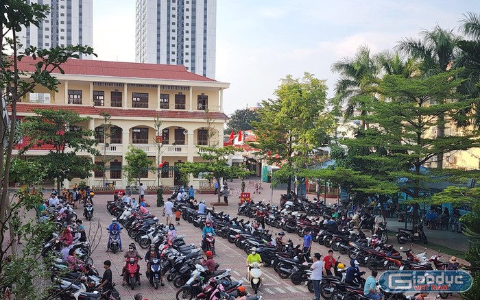 Dù có hơn 1.700 học sinh, vị trí không thuận lợi, nhưng Trường Tiểu học Lê Hồng Phong hạn chế được tối đa tình trạng ùn tắc giao thông vào giờ cao điểm (Ảnh: Phạm Linh)
