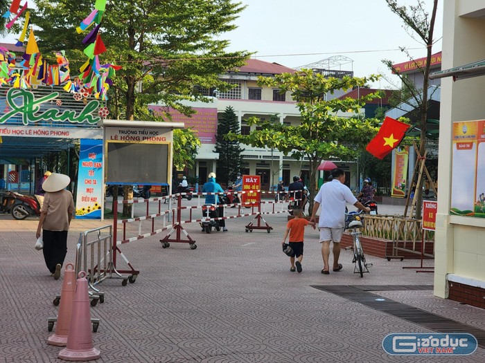Trường Tiểu học Lê Hồng Phong phân luồng di chuyển cho phụ huynh ngay từ khu vực cổng trường (Ảnh: Phạm Linh)