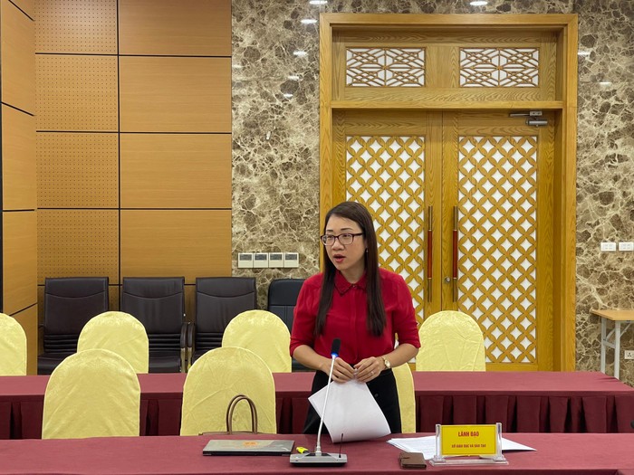Bà Châu Hoài Thu – Phó Giám đốc Sở Giáo dục và Đào tạo tỉnh Quảng Ninh chia sẻ việc xây dựng lộ trình tự chủ tài chính thí điểm với 37 đơn vị sự nghiệp công lập trên địa bàn (Ảnh: CTV)