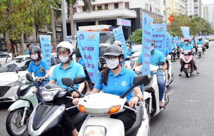 Bảo hiểm xã hội tỉnh Quảng Ninh ra quân tuyên truyền, vận động người dân tham gia bảo hiểm xã hội (Ảnh: CTV)