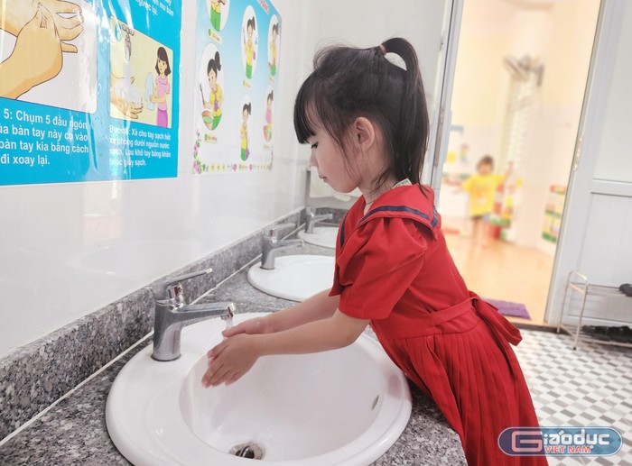 Công trình vệ sinh đảm bảo chất lượng từ đó phụ huynh yên tâm hơn khi gửi trẻ sinh hoạt cả ngày tại trường (Ảnh: Phạm Linh)