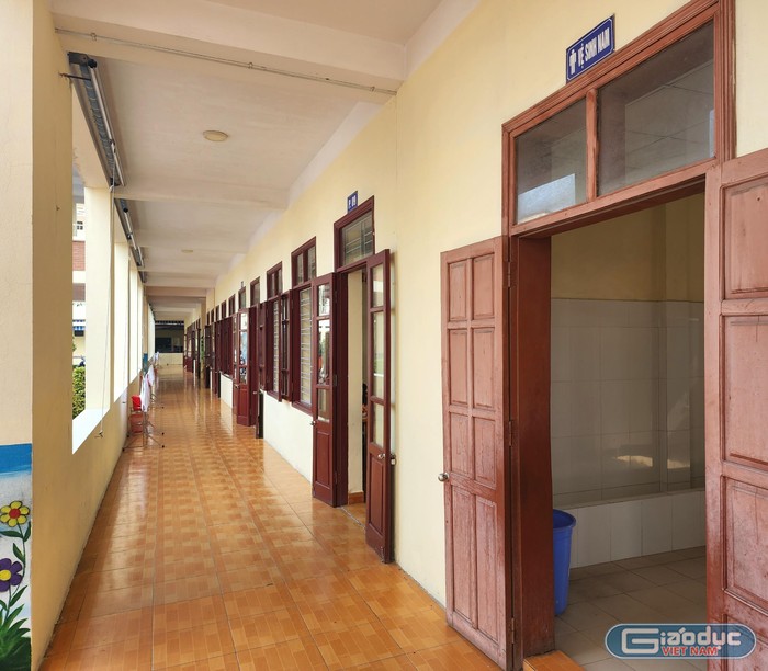 Mỗi tầng của Trường Tiểu học Đằng Lâm đều có khu nhà vệ sinh dành cho học sinh và giáo viên (Ảnh: Phạm Linh)