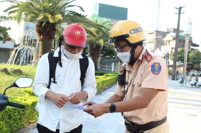 Lực lượng cảnh sát giao thông thu thập địa chỉ và yêu cầu học sinh cùng với phụ huynh tới trụ sở công an để tiến hành các thủ tục xử lý (Ảnh: CTV)