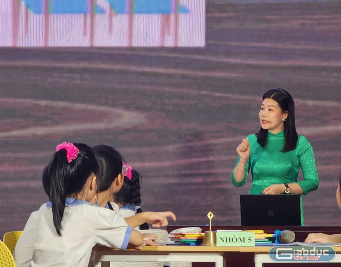Tiết dạy minh hoạ môn Công Nghệ 3 của cô giáo Lê Thị Thanh Mai và các em học sinh lớp 3A5 Trường Tiểu học Đinh Tiên Hoàng (Ảnh: Phạm Linh)