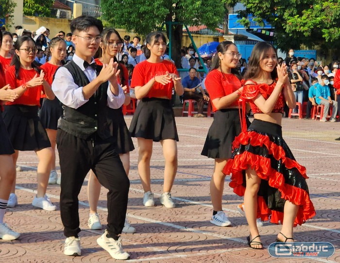 Những thành viên mới của mái nhà Trần Nguyên Hãn tự tin thể hiện phần thi vũ điệu Cha cha cha (Ảnh: Phạm Linh)