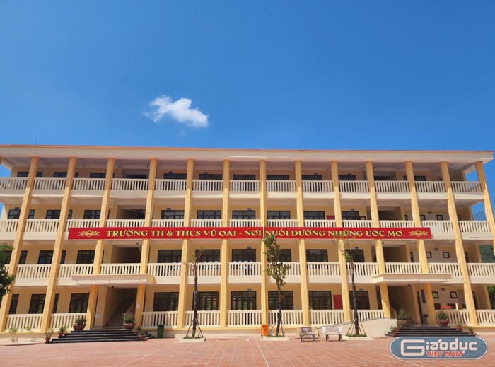 Khu nhà 4 tầng được đầu tư xây mới để triển khai dồn ghép tại Trường Tiểu học và Trung học cơ sở Vũ Oai (Ảnh: Phạm Linh)