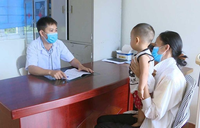 Người dân thuộc diện được cấp thẻ bảo hiểm y tế miễn phí đến thăm khám tại Trạm Y tế xã Đạp Thanh (Ảnh: CTV)