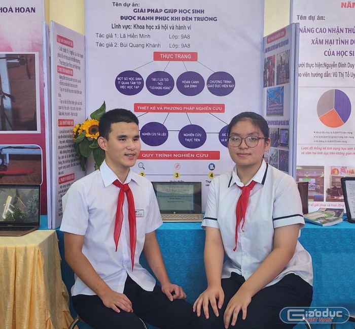 Dự án đặc biệt của cậu học trò khiếm thị chia sẻ về những giải pháp giúp học sinh hạnh phúc khi đến trường (Ảnh: Phạm Linh)