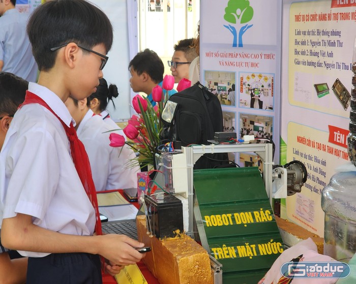 Dự án “Robot dọn rác trên mặt nước” của học sinh Trường Trung học cơ sở Hùng Vương (Ảnh: Phạm Linh)