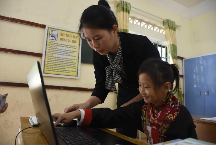 Dù đã có một công việc ổn định tại Hà Nội, cô giáo Thuỷ vẫn quyết định về cống hiến cho quê hương, mang cơ hội tiếp cận với công nghệ thông tin cho trẻ em vùng cao