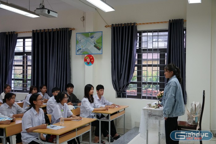 Học sinh Trường Cao đẳng Việt - Hàn Quảng Ninh trong giờ học về nghiệp vụ du lịch. (Ảnh: Phạm Linh)