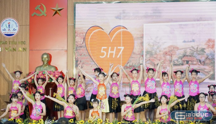 Tiết mục múa của học sinh lớp 5H7 (Ảnh: Phạm Linh)