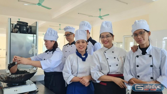 Buổi sinh hoạt chuyên đề của Trường Cao đẳng Việt - Hàn Quảng Ninh giúp định hướng học tập gắn với thực tiễn, tạo hứng thú cho học sinh học môn “Kỹ thuật chế biến món ăn”. (Ảnh: Phạm Linh)