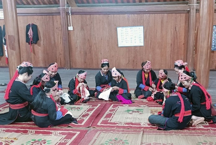 Câu lạc bộ thêu may trang phục truyền thống dân tộc Dao Thanh Y ở xã Bằng Cả, thành phố Hạ Long (Ảnh: CTV)