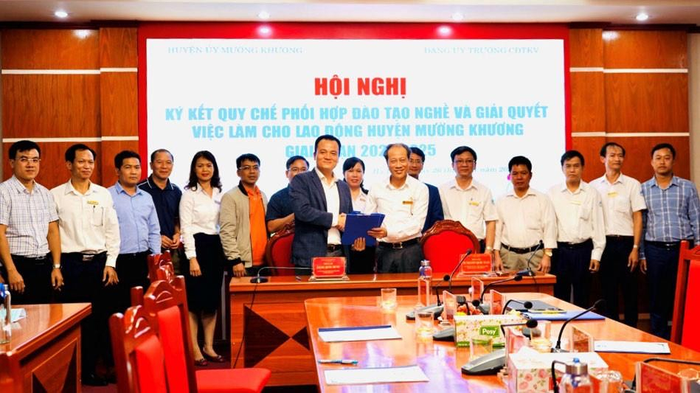 Trường Cao đẳng Than - Khoáng sản Việt Nam ký kết quy chế phối hợp đào tạo nghề và giải quyết việc làm cho lao động huyện Mường Khương, tỉnh Lào Cai giai đoạn 2022 - 2025. (Ảnh: CTV)