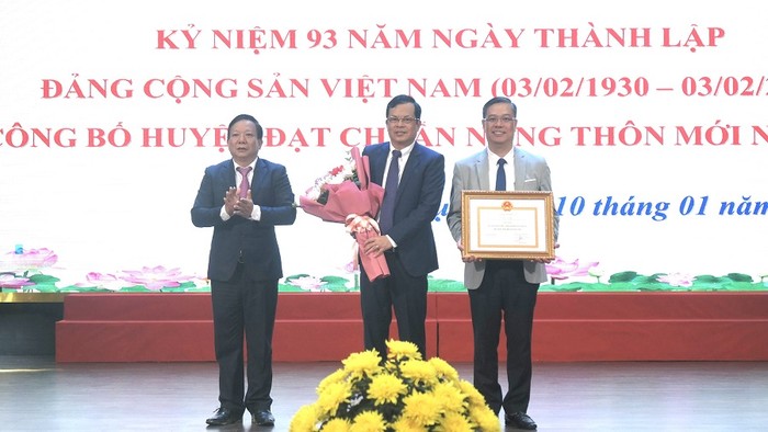 Ông Nguyễn Đức Thọ - Phó Chủ tịch Uỷ ban nhân dân thành phố Hải Phòng trao bằng công nhận đạt chuẩn nông thôn mới cho huyện Kiến Thuỵ (Ảnh: CTV)