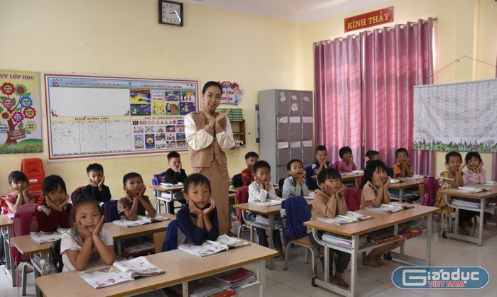 Cô giáo Lệ tình nguyện viết đơn đăng ký luân chuyển lên điểm trường vùng cao (Ảnh: Phạm Linh)