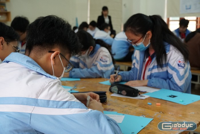 Học sinh làm phiếu bài tập trong tiết dạy của cô giáo Phương Thanh (Ảnh: Phạm Linh)