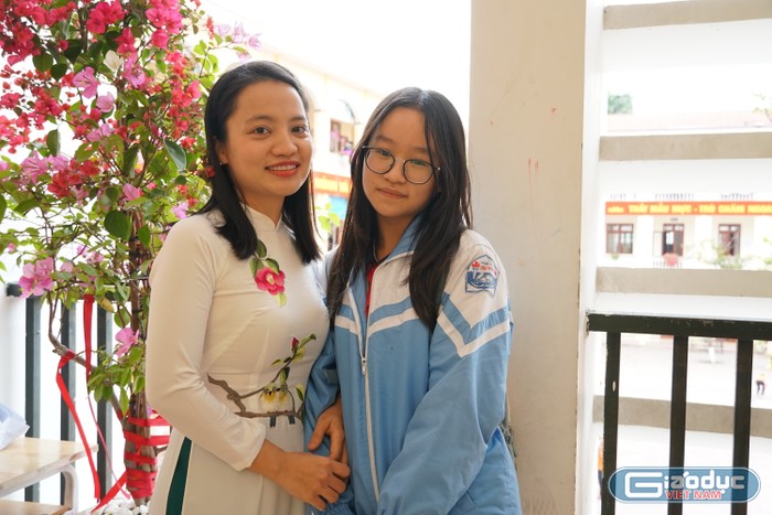Cô giáo Phạm Bích Ngà chia sẻ niềm vui cùng học sinh sau khi hoàn thành tiết dạy tại hội thi. (Ảnh: Phạm Linh)