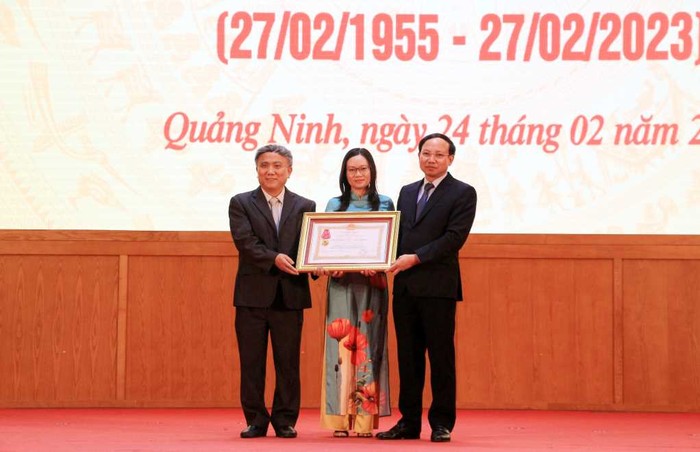 Thừa uỷ quyền của Chủ tịch nước, ông Nguyễn Xuân Ký đã trao Huân chương Lao động hạng Nhì cho Khoa Nội tiêu hoá, Bệnh viện Việt Nam - Thuỵ Điển (Ảnh: CTV)
