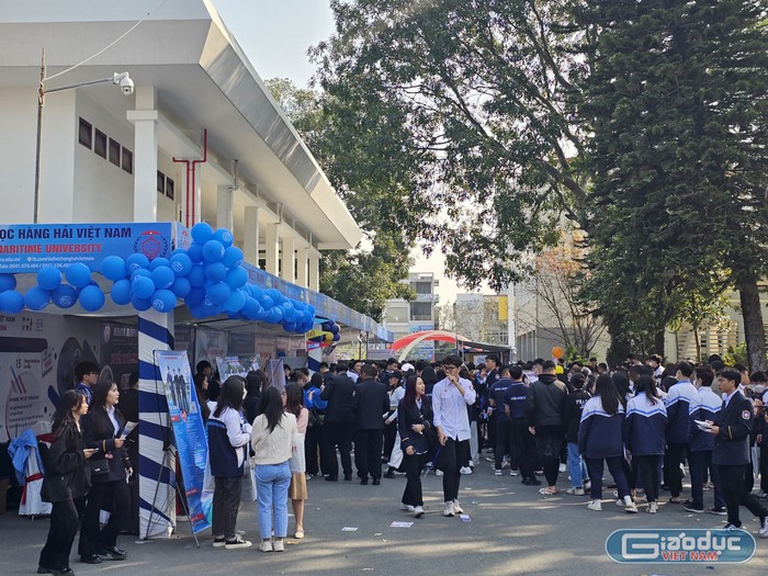 Gần 7.000 phụ huynh cùng học sinh các trường trung học phổ thông trên địa bàn thành phố Hải Phòng tham gia chương trình tư vấn tuyển sinh - hướng nghiệp (Ảnh: Phạm Linh)
