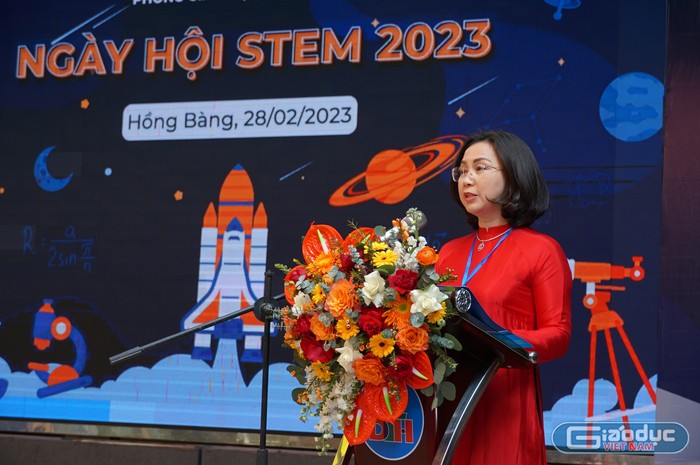 Trưởng Phòng Giáo dục và Đào tạo quận Hồng Bàng - bà Nguyễn Thị Vân Anh nhấn mạnh tầm quan trọng của giáo dục STEM. (Ảnh: Phạm Linh)