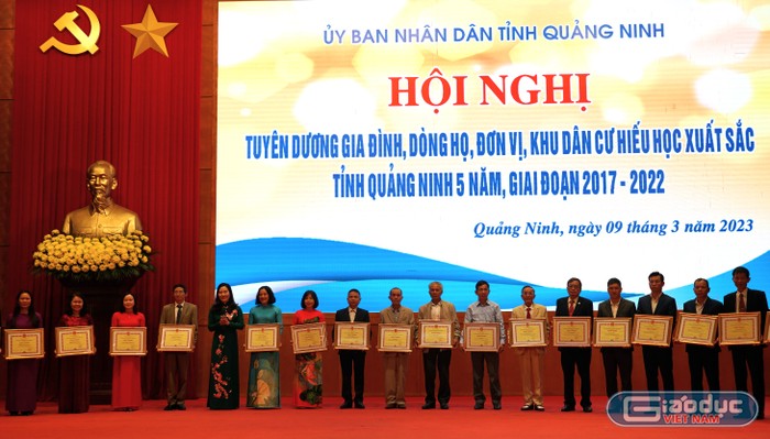 Uỷ ban nhân dân tỉnh Quảng Ninh tặng Bằng khen cho 69 gia đình, dòng họ, đơn vị, khu dân cư hiếu học có thành tích xuất sắc 5 năm giai đoạn 2017-2022 (Ảnh: Phạm Linh)