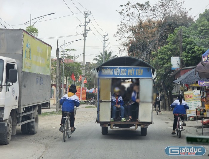 Chính quyền cùng lực lượng công an xã Việt Tiến đã vào cuộc xử lý, nghiêm cấm dịch vụ đưa đón học sinh bằng xe tự chế. (Ảnh: Phạm Linh)