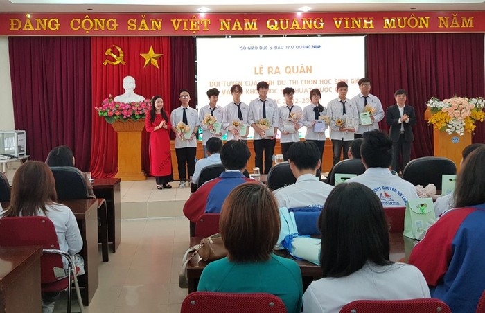 Lãnh đạo Sở Giáo dục và Đào tạo tỉnh Quảng Ninh tặng hoa động viên các thí sinh tham gia kỳ thi chọn học sinh giỏi quốc gia trung học phổ thông năm học 2022 - 2023 (Ảnh: Thu Phương)
