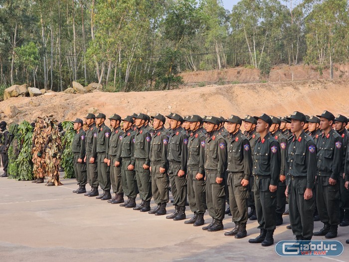 150 chiến sĩ nghĩa vụ nhập ngũ năm 2022 được điều động tham gia huấn luyện nâng cao kỹ chiến thuật tác chiến quân sự, võ thuật cảnh sát đặc nhiệm với thời gian 180 ngày (Ảnh: Phạm Linh)