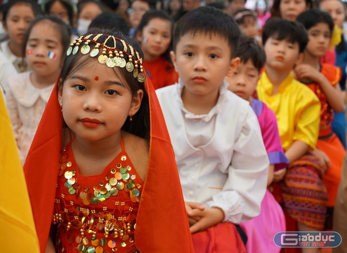 Học sinh Trường Tiểu học Đinh Tiên Hoàng trong trang phục truyền thống của các nước trên thế giới (Ảnh: Phạm Linh)