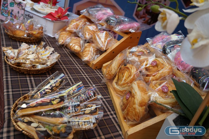 Bên cạnh các món ăn truyền thống của Việt Nam như bánh đúc, bánh rán, ngô, bánh khúc,...học sinh Trường Trung học cơ sở Hồng Bàng còn mang đến những món bánh đặc trưng của nước Pháp (Ảnh: Phạm Linh)