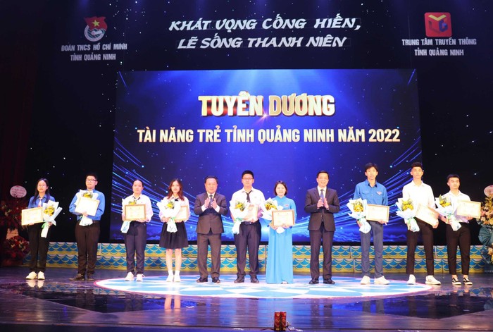 Chủ nhiệm Uỷ ban kiểm tra Tỉnh uỷ và Trưởng ban Dân vận Tỉnh uỷ trao giấy chứng nhận và tặng hoa cho các tài năng trẻ Quảng Ninh năm 2022. ( Ảnh: CTTĐT)