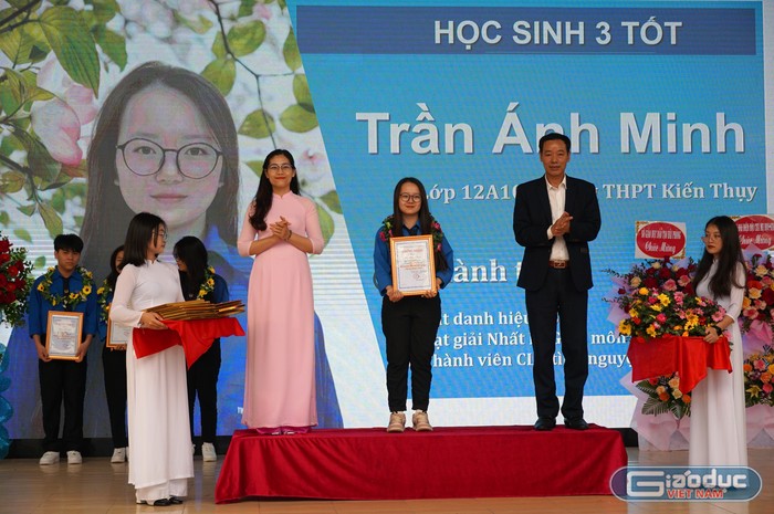 26 học sinh xuất sắc trên địa bàn huyện Kiến Thuỵ được trao danh hiệu &quot;Học sinh 3 tốt&quot; (Ảnh: Phạm Linh)