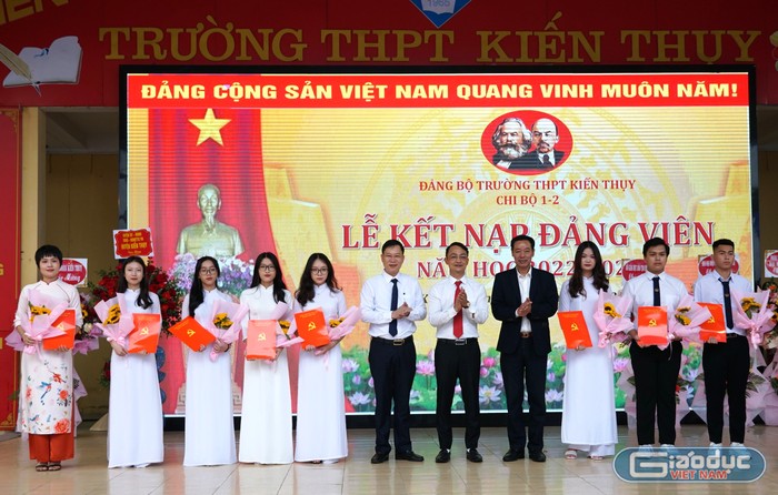 8 quần chúng ưu tú của Trường Trung học phổ thông Kiến Thuỵ được kết nạp Đảng (Ảnh: Phạm Linh)