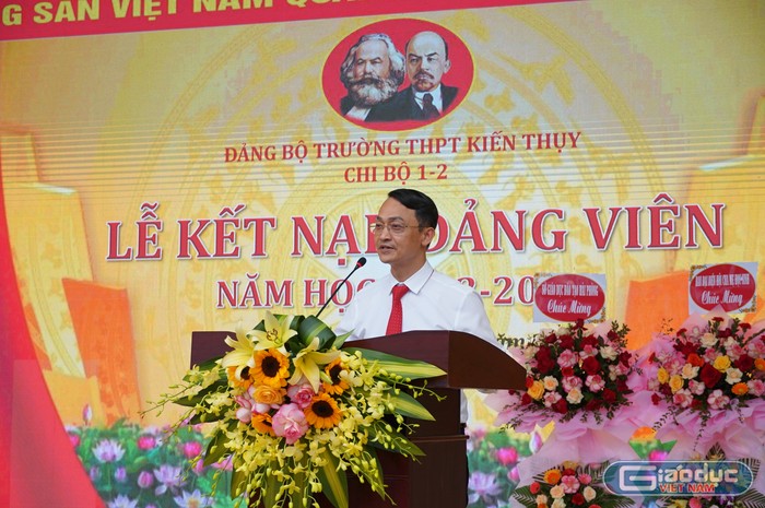 Ông Lê Văn Dũng - Trưởng ban tuyên giáo Huyện ủy Kiến Thuỵ phát biểu tại lễ kết nạp Đảng viên (Ảnh: Phạm Linh)