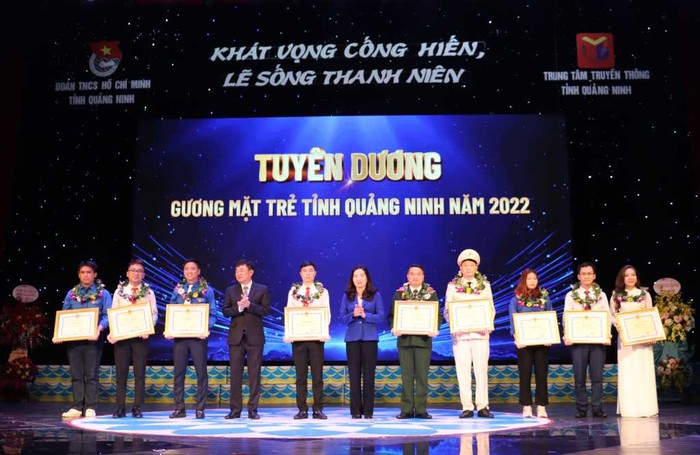 Phó Bí thư Thường trực Tỉnh uỷ Quảng Ninh và Phó Chủ tịch Uỷ ban nhân dân tỉnh Quảng Ninh tuyên dương 9 gương mặt trẻ Quảng Ninh năm 2022. (Ảnh: CTTĐT)