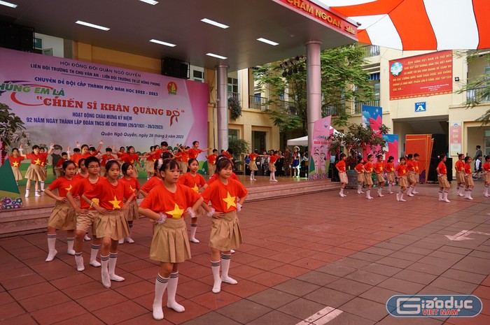 Học sinh Trường Tiểu học Lê Hồng Phong biểu diễn flashmod (Ảnh: Phạm Linh)